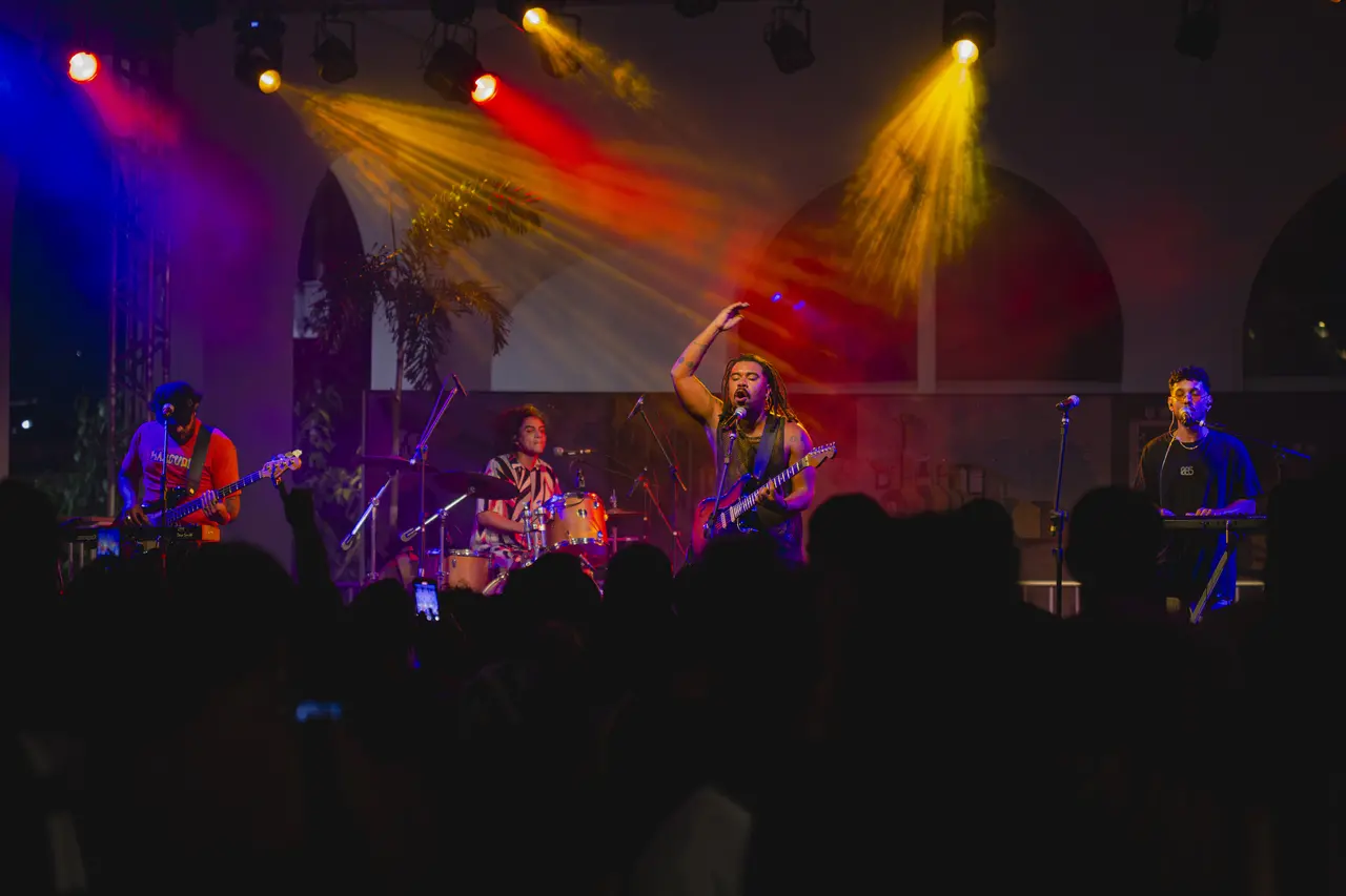 Outragalera, para Caiô, é mais que uma 'banda': 'É um acontecimento meio fundante para eu ter mais autonomia dentro da minha carreira'