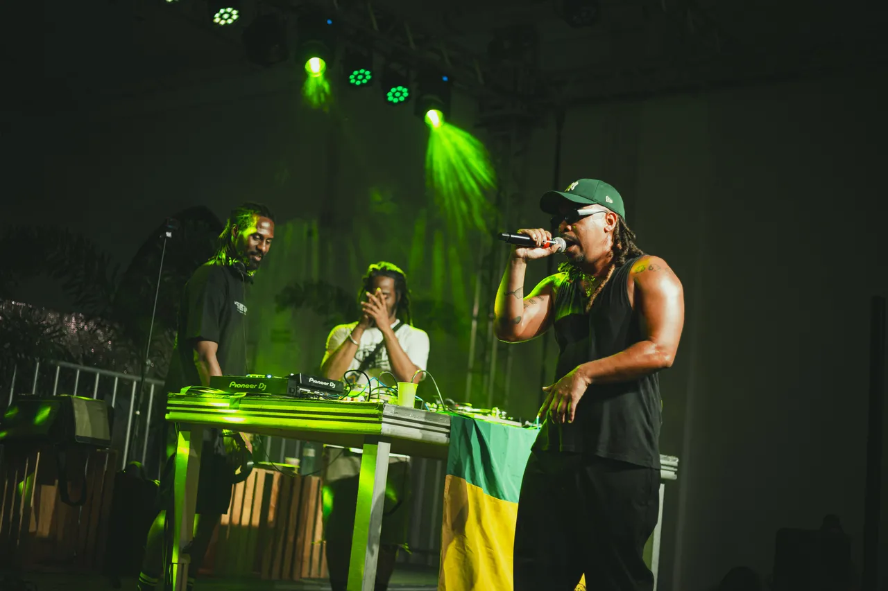 Referências do reggae, rap e outros gêneros se somam na trajetória artística de Caiô