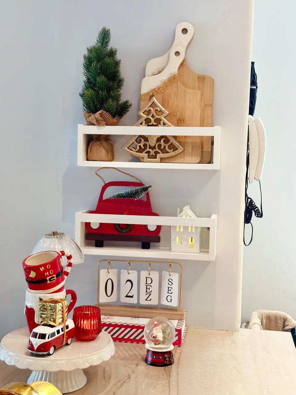 Mini prateleiras com adornos decorativos como tábuas e mini árvore