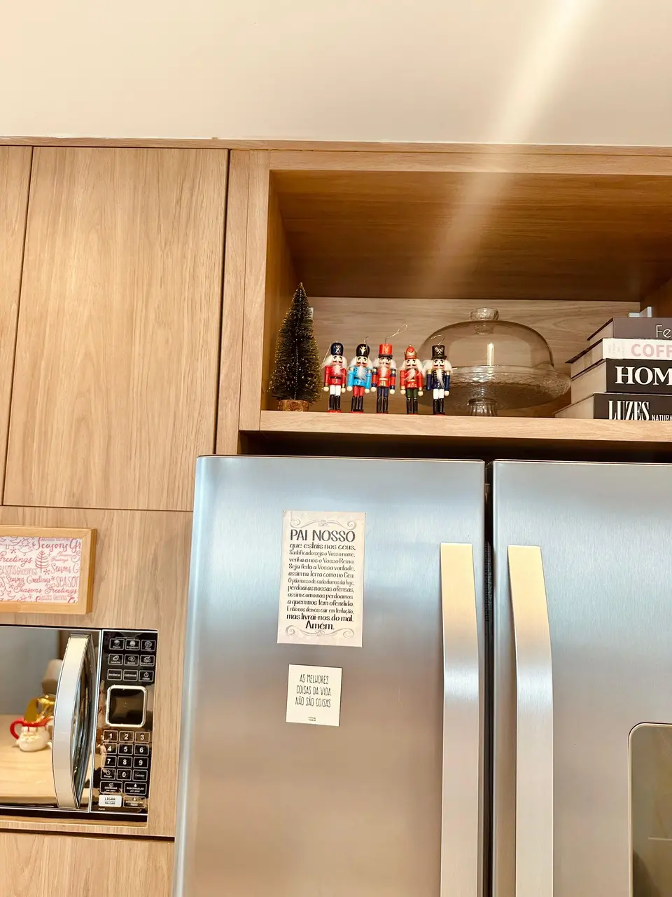 Mini soldadinhos na prateleira em cima da geladeira também decoram