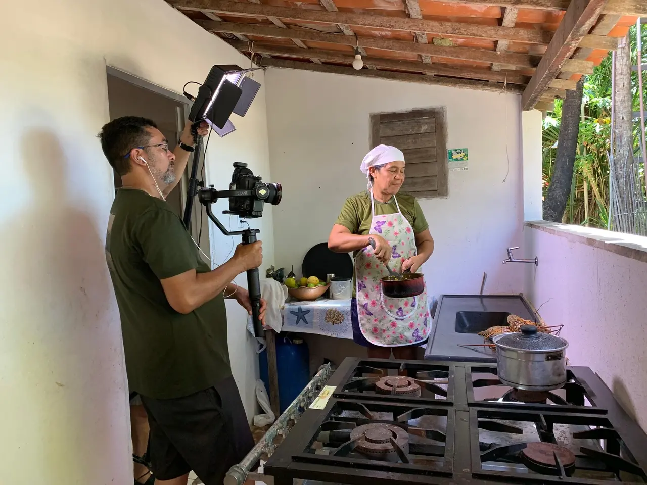 Da cozinha, Dona Jô observa o mar e prepara iguarias com insumos frescos