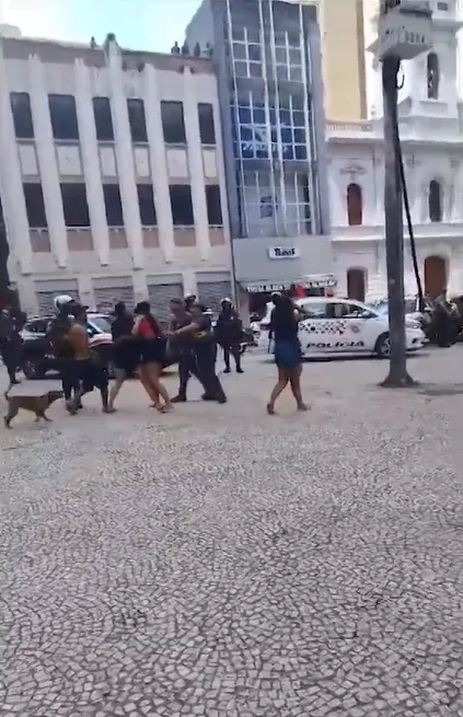 Na ocasião, uma mulher também sofreu violência pelos policiais