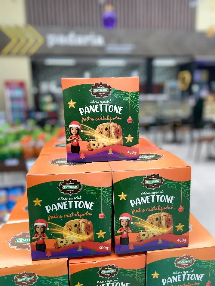 a imagem mostra caixas de panetones natalinos empilhados no supermercado Center Box em Fortaleza