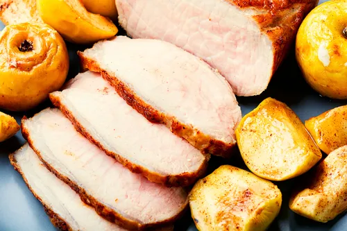 O pernil suíno pode ser servido com um purê de batatas ou uma maionese caseira