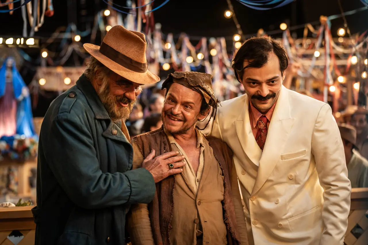 João Grilo (Matheus Nachtergaele, no meio) se envolve em confusão eleitoral com os candidatos Coronel Ernani (Humberto Martins, à esquerda) e Arlindo (Eduardo Sterblitch) no longa