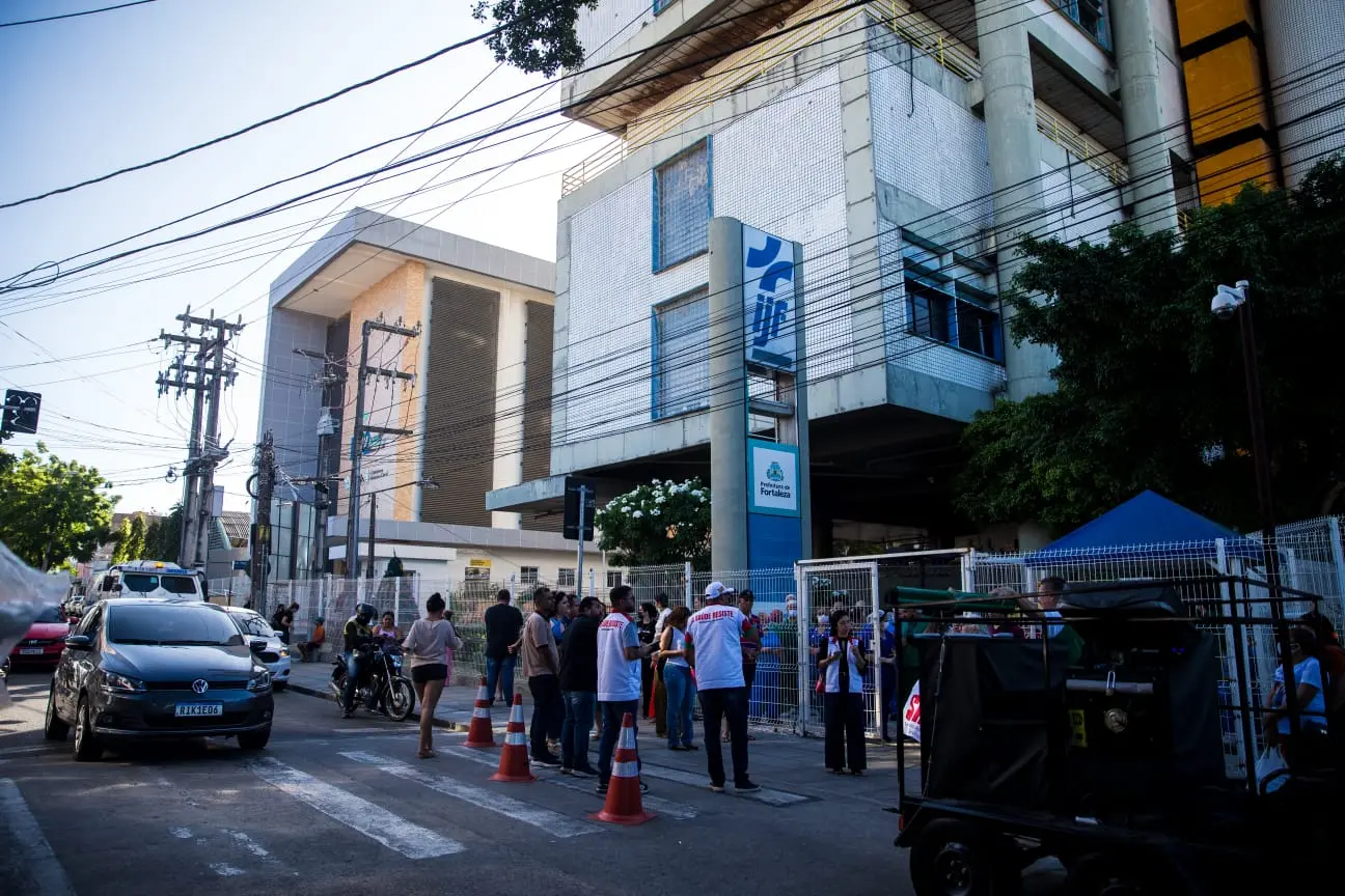 Mobilização de servidores se concentrou na entrada do IJF, no Centro de Fortaleza