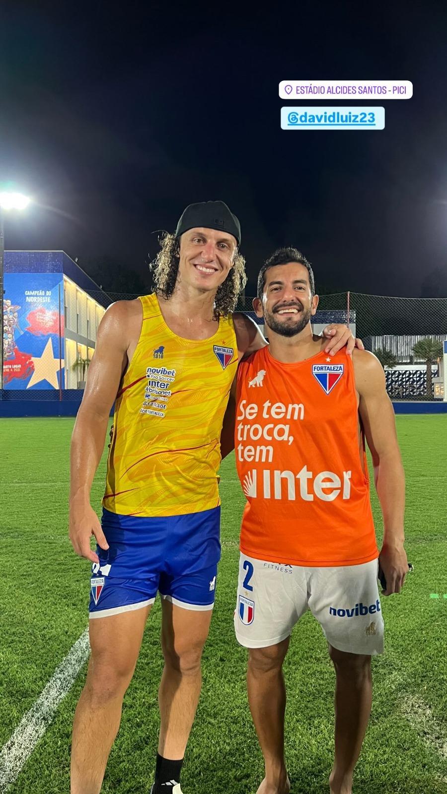 David Luiz disputa jogo festivo no Pici com camisa do Fortaleza ao lado de Marcelo Paz;