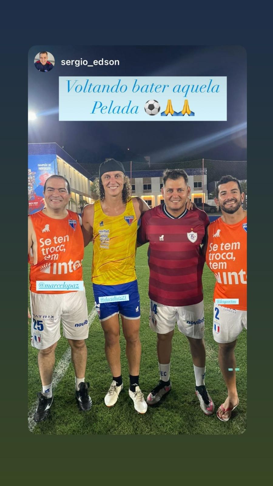 David Luiz disputa jogo festivo no Pici com camisa do Fortaleza ao lado de Marcelo Paz;