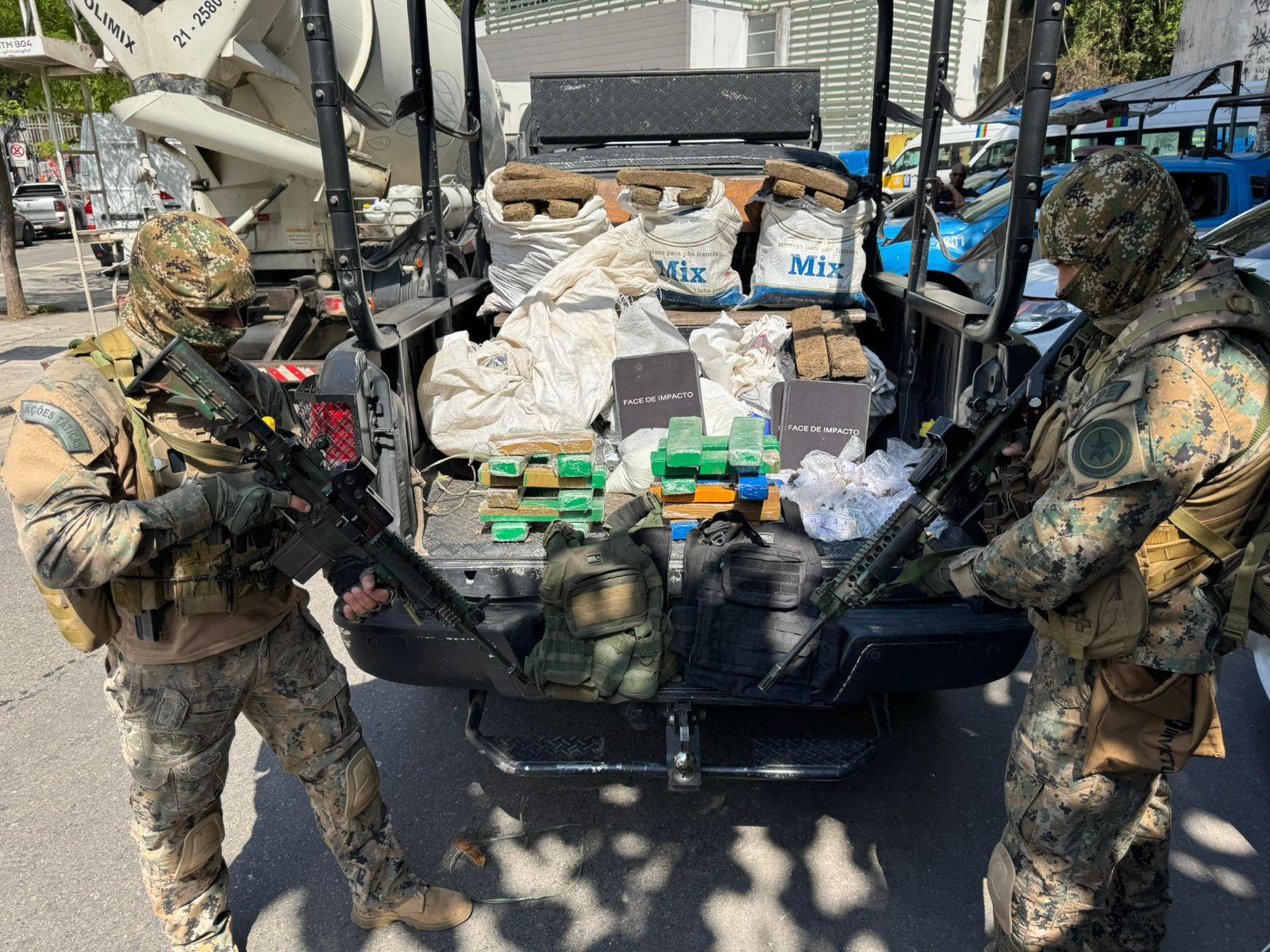 Operação policial na Rocinha apreendeu drogas e armas de fogo com criminosos