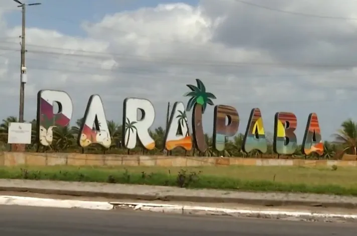 Letreiro do município de Paraipaba. Destaque para o coqueiro no lugar da letra 'i'