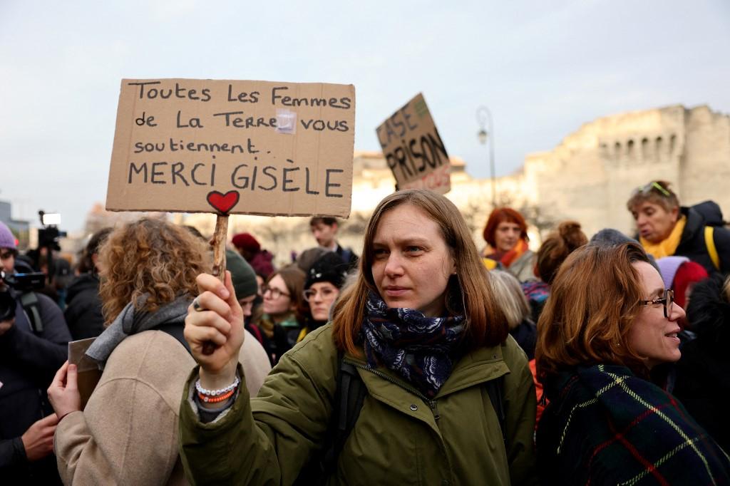 a imagem mostra várias mulheres segurando cartazes em manifestações a favor de Gisèle Pelicot, vítima de estupro coletivo por ex-marido na França