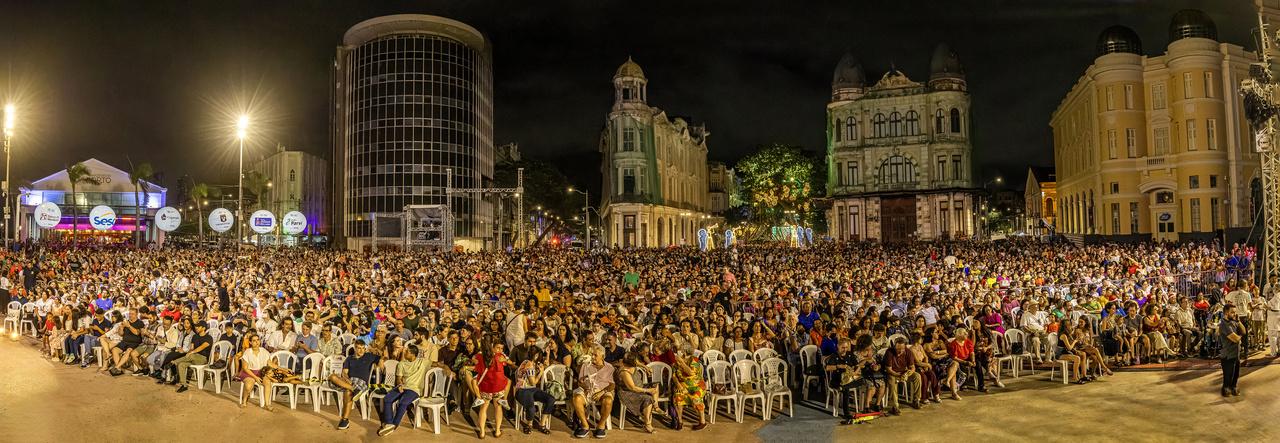 Espetáculo é assistido anualmente por mais de 70 mil pessoas de maneira presencial no Marco Zero de Recife