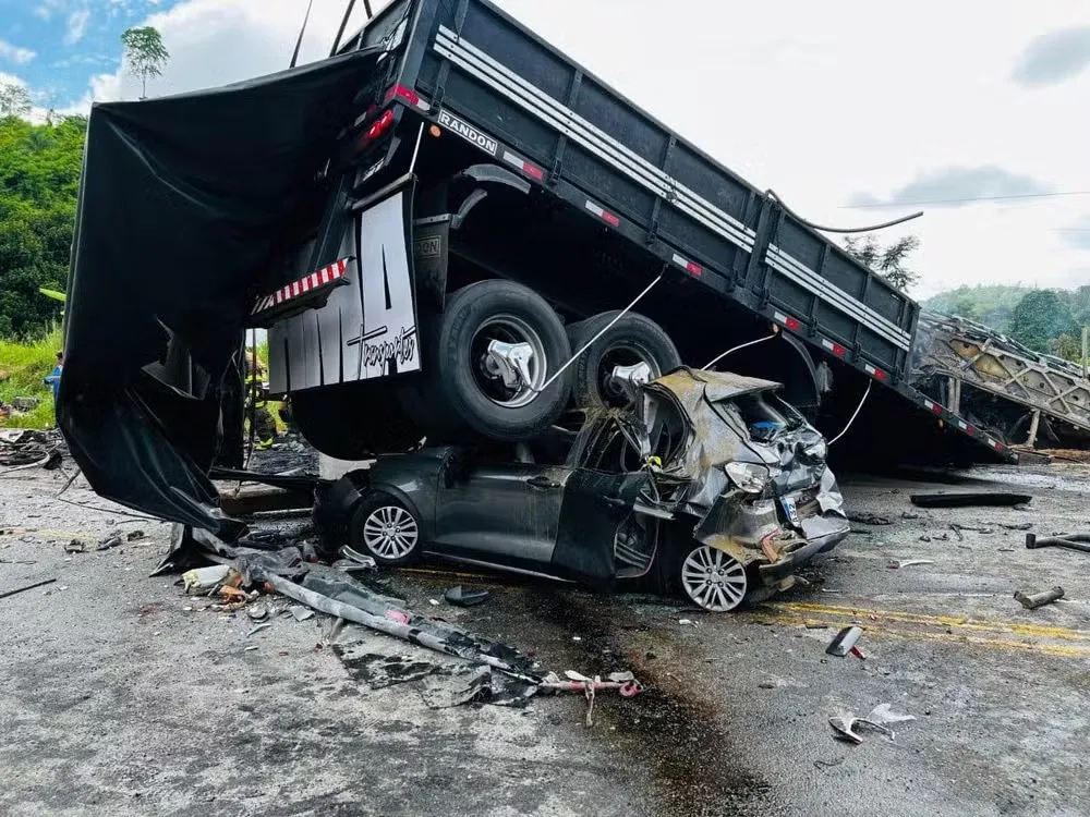 Ônibus invadiu a contramão e colidiu contra a carreta. Um carro que vinha atrás também se chocou contra os veículos
