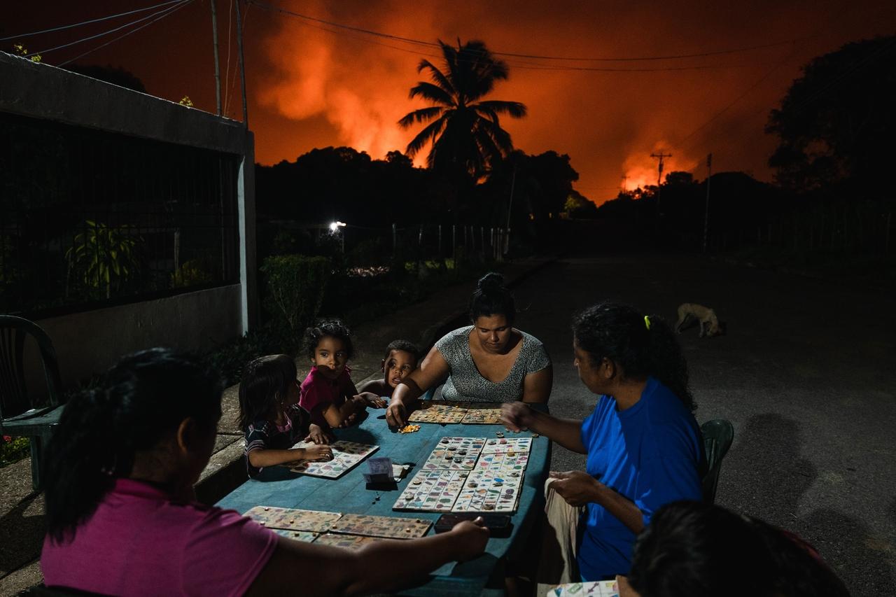 Obras de fotojornalismo destacam temas como conflitos, migração e meio ambiente, como no registro da fotógrafo Adriana Loureiro Fernandez para o jornal The New York Times