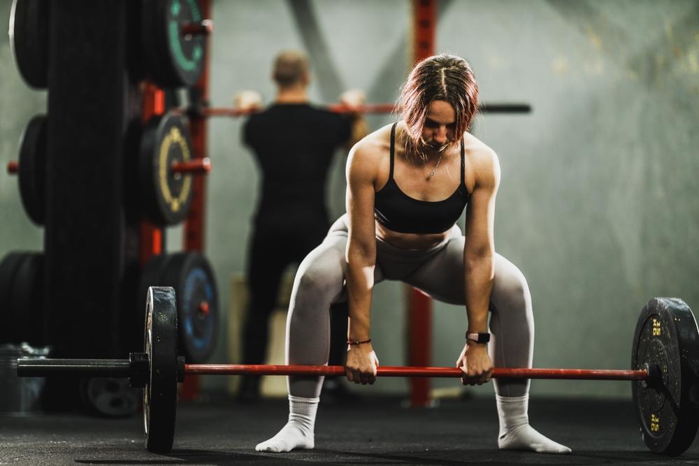 mulher praticando musculação