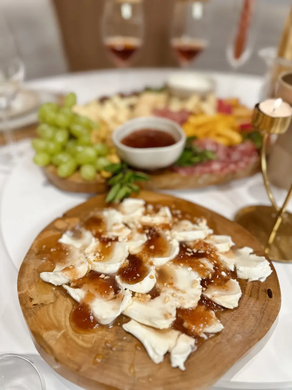 Cream cheese board é o cream cheese espatulado na tábua com geleia de morango, mel e castanha