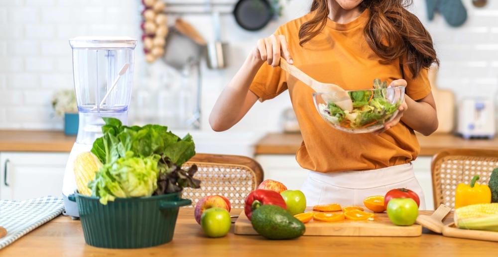 Mulher prepara salada