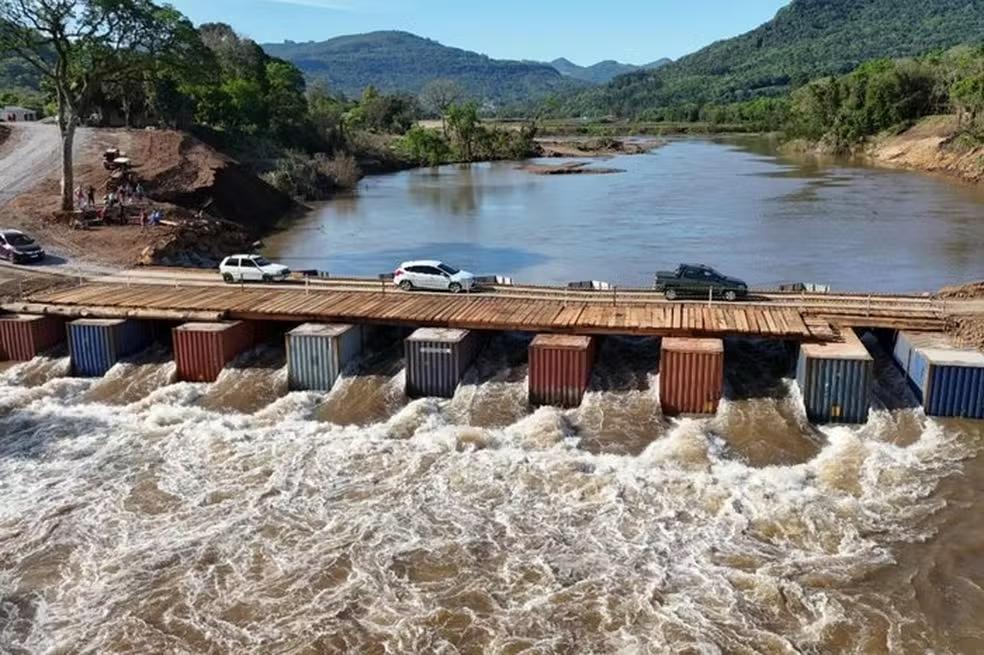 Ponte provisória construída após enchentes no Rio Grande do Sul é levada por correnteza de rio