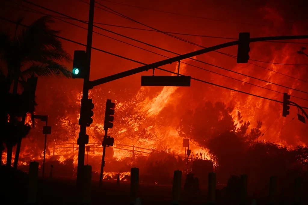 O fogo já destruiu mais de 500 hectares de Pacific Palisades, uma luxuosa comunidade aos pés das montanhas de Santa Mónica