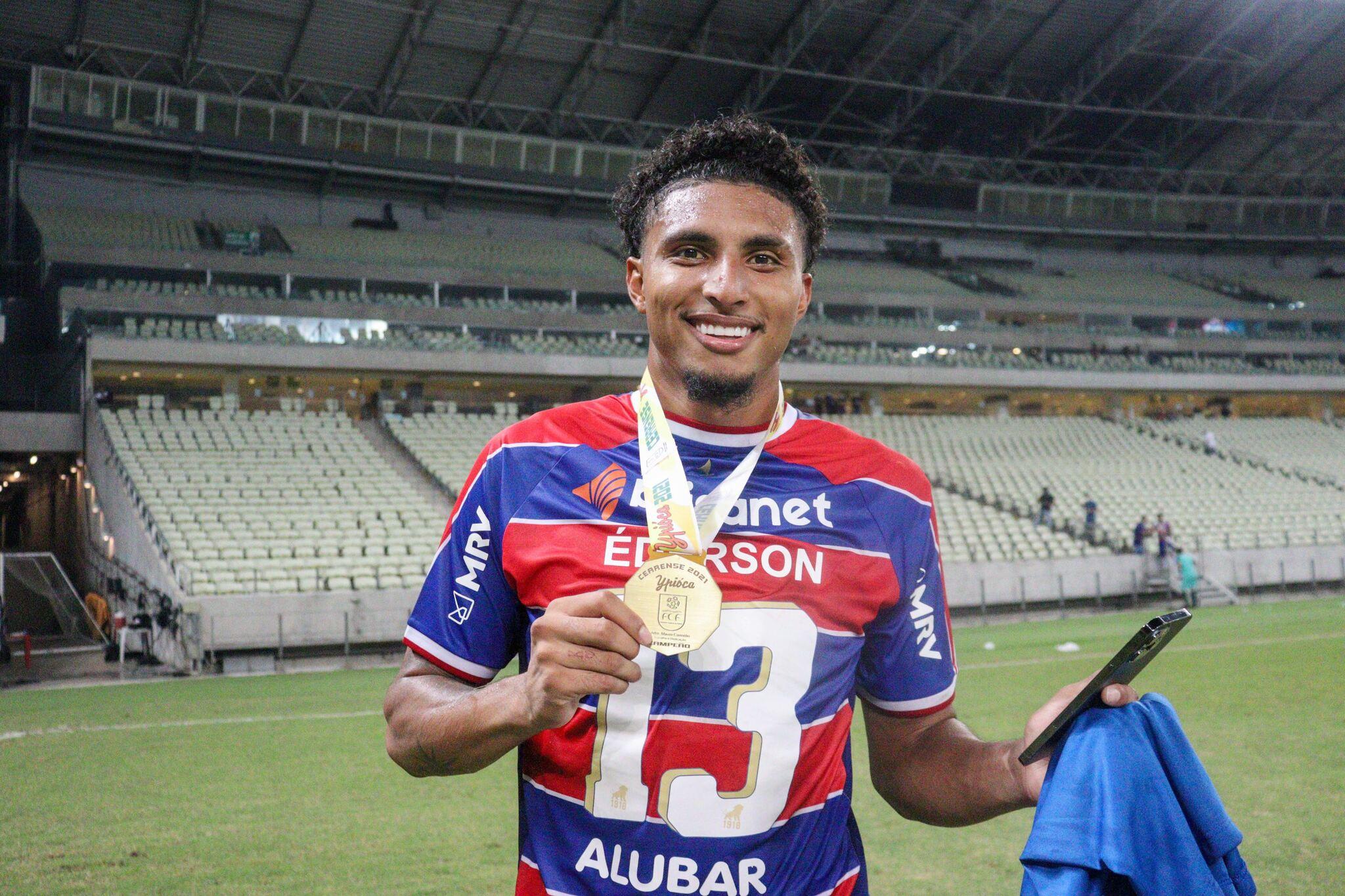 Foto de Éderson com a camisa do Fortaleza comemorando título