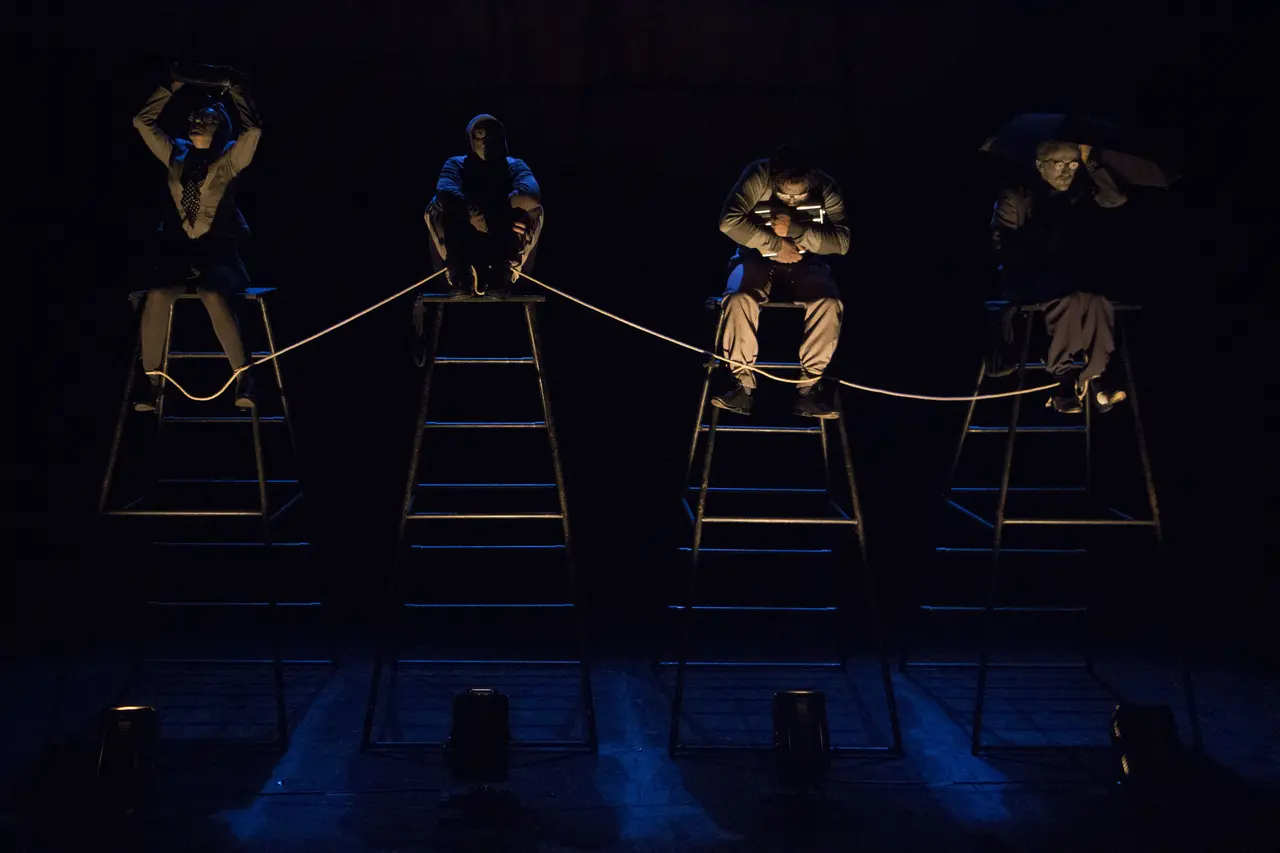 Espetáculo 'Lesados', de 2004, é visto como marco de reconhecimento nacional do grupo; na foto, registro de montagem de 2014 da obra