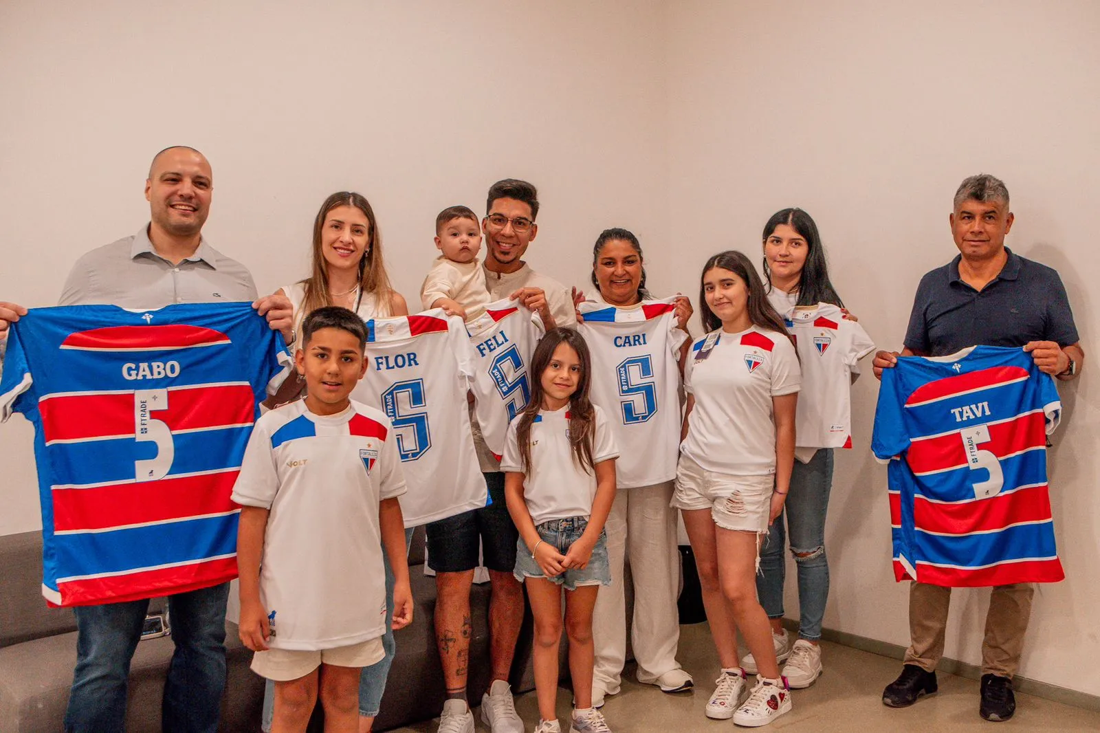 Família de Pol Fernandéz já na Arena Castelão para apresentação do jogador