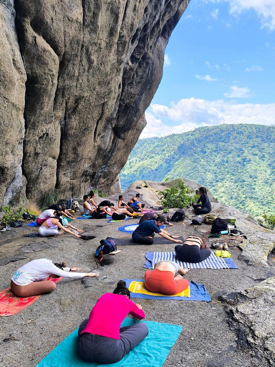 Proposta de aliar yoga ao contato com a natureza marca uma das experiências promovidas pela professora Raquel Amapos