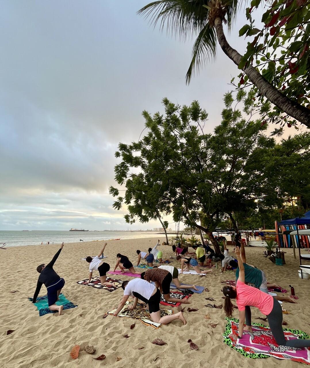 Yoga na praia é aliada a experiências como canoa havaiana e passeio de barco em iniciativas da professora Clah