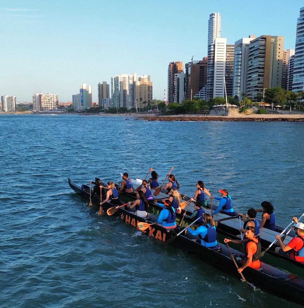 Prática da yoga ajuda na preparação para o passeio de canoa havaiana que compõe a programação