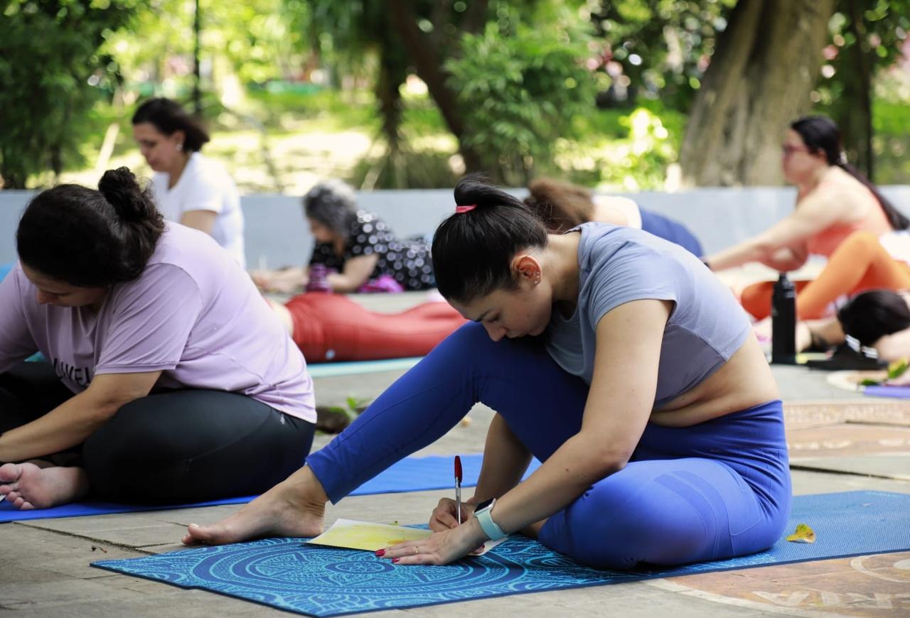 Além da yoga no parque, praticantes de yoga são convidados a fazer representações visuais de reflexões próprias, como 'mapa dos sonhos' e 'pote de ouro', nas iniciativas da professora Tatiana Fortes