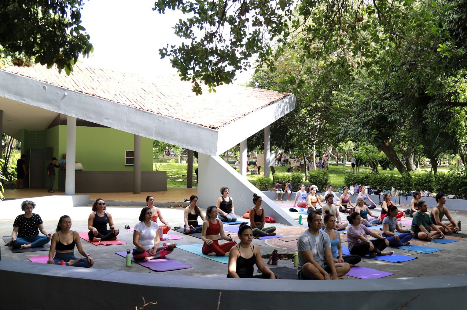 Contato com a natureza é um dos diferenciais da proposta de prática de yoga no Parque Adahil Barreto