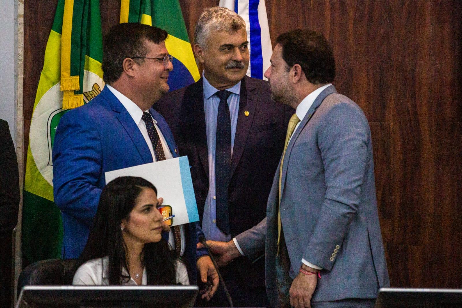 Presidente da Câmara, Leo Couto à direita, líder do Governo, Bruno Mesquita à esquerda e vereador licenciado Eudes Bringel, ao centro