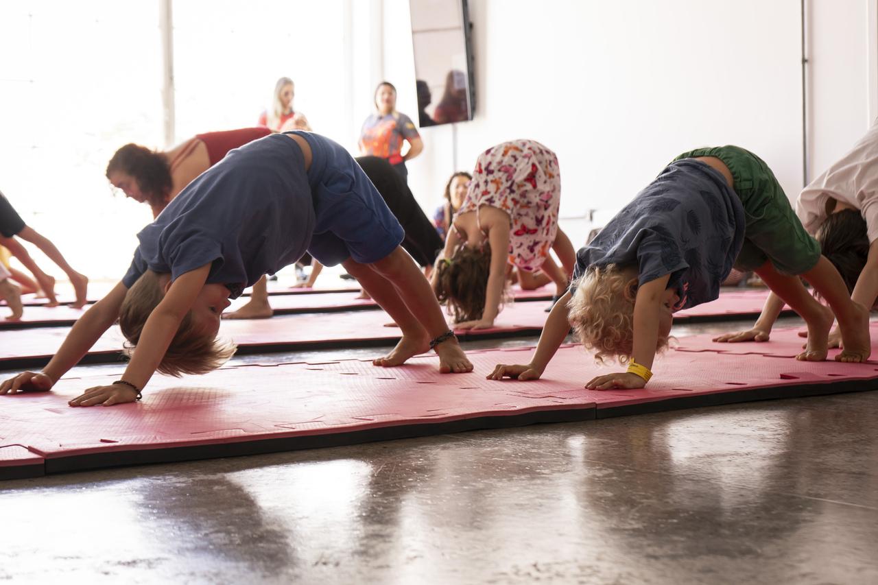 Atividade de yoga voltada para crianças também é promovida no programa da Pinacoteca do Ceará