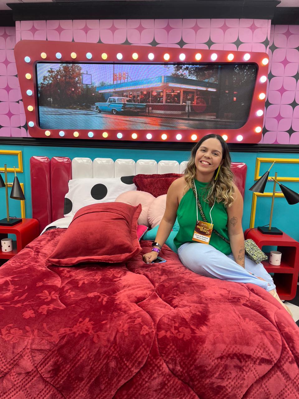 Foto da jornalista Mylena Gadelha em um dos quartos da casa do BBB 25