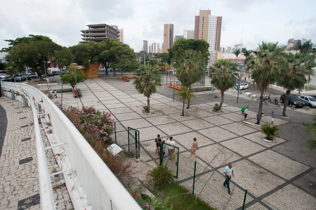 Construída no século XIX, Praça Almirante Saldanha se tornou ligada ao Centro Dragão do Mar de Arte e Cultura; na foto, registro do logradouro em 2014