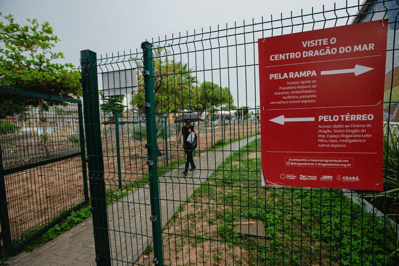 Placas de sinalização foram afixadas para orientar visitantes no acesso ao CDMAC