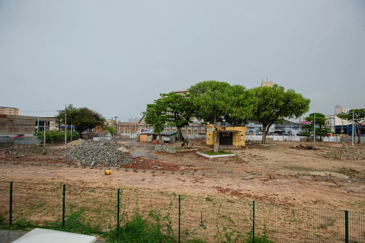 Somente a primeira fase prevista para a reforma da Praça Almirante Saldanha foi concluída até o momento