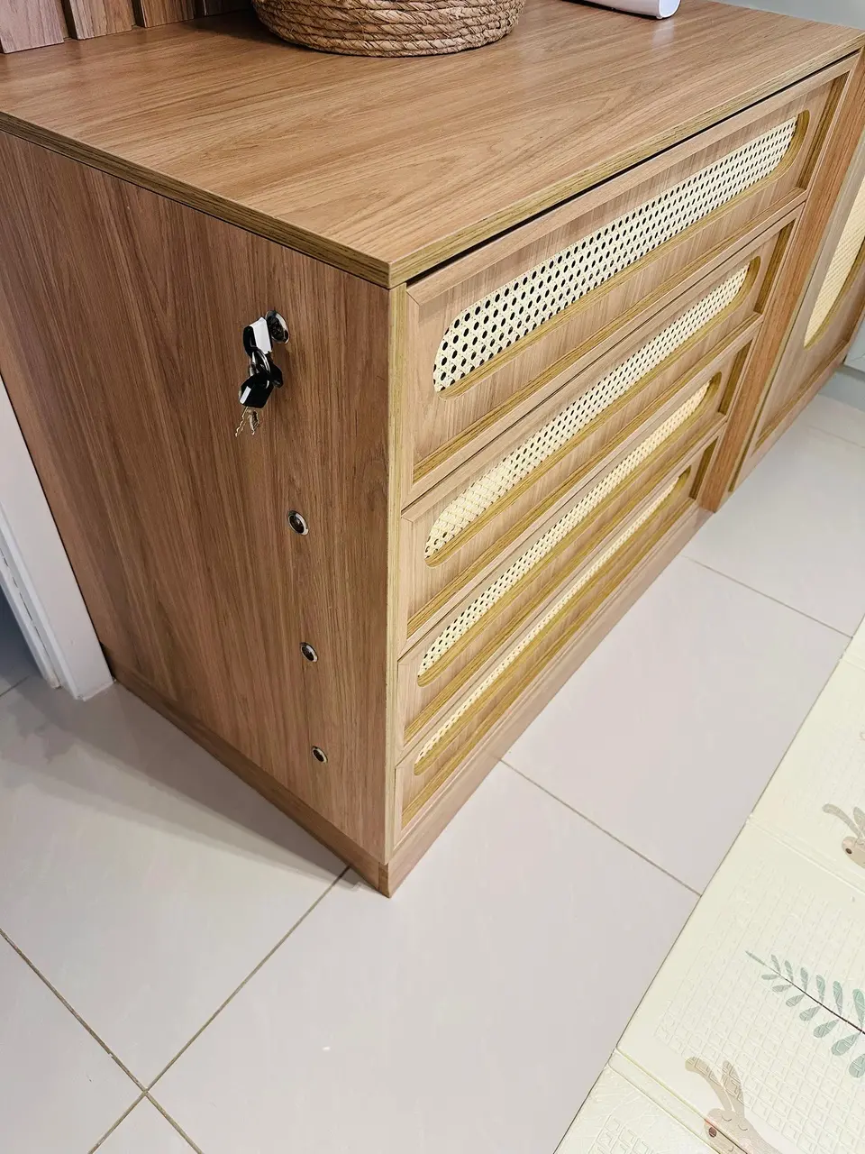 Gavetas trancadas da cômoda do quarto do bebê para evitar que ele abra e tombe o móvel