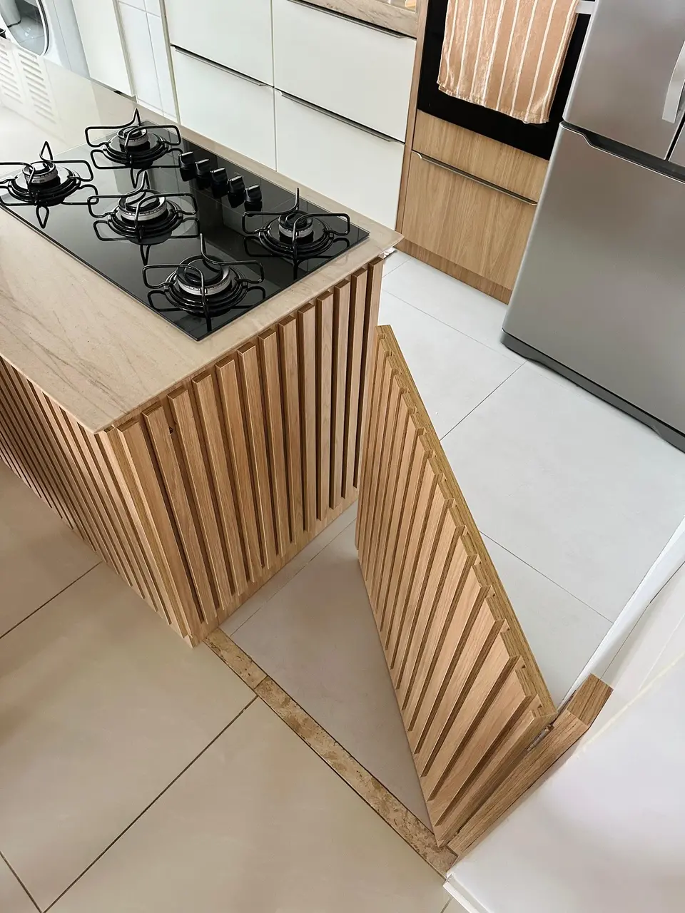 Porta em MDF ripado com trava de segurança evita acesso do bebê à cozinha