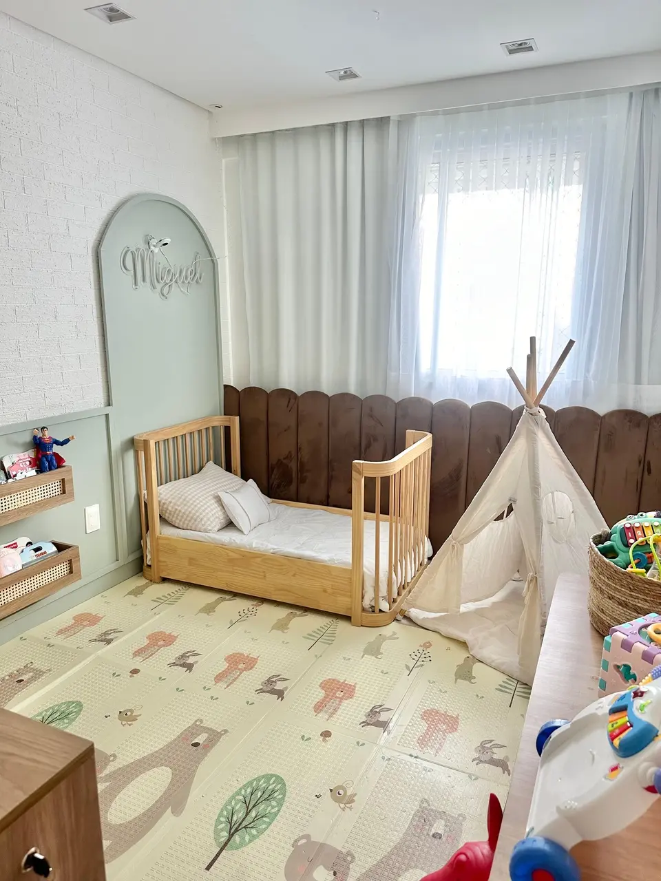 Tapete emborrachado ajuda a amortecer possíveis quedas; já cama montessoriana ajuda com que nada com altura esteja próximo à janela e possa levar o bebê a escalar