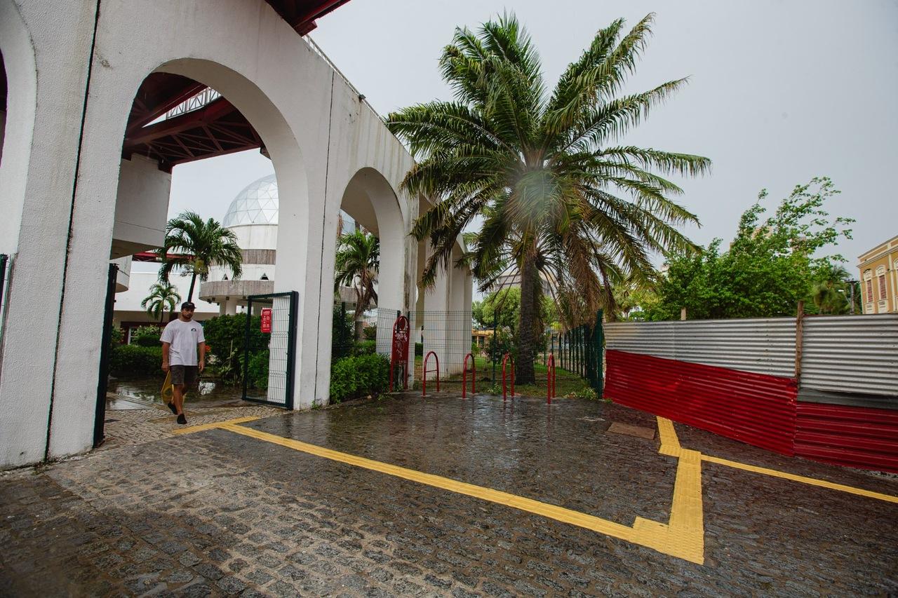 Entrada Arena Dragão, com acesso pela rua José Avelino, é um dos acessos ao CDMAC em meio às obras da Praça Almirante Saldanha