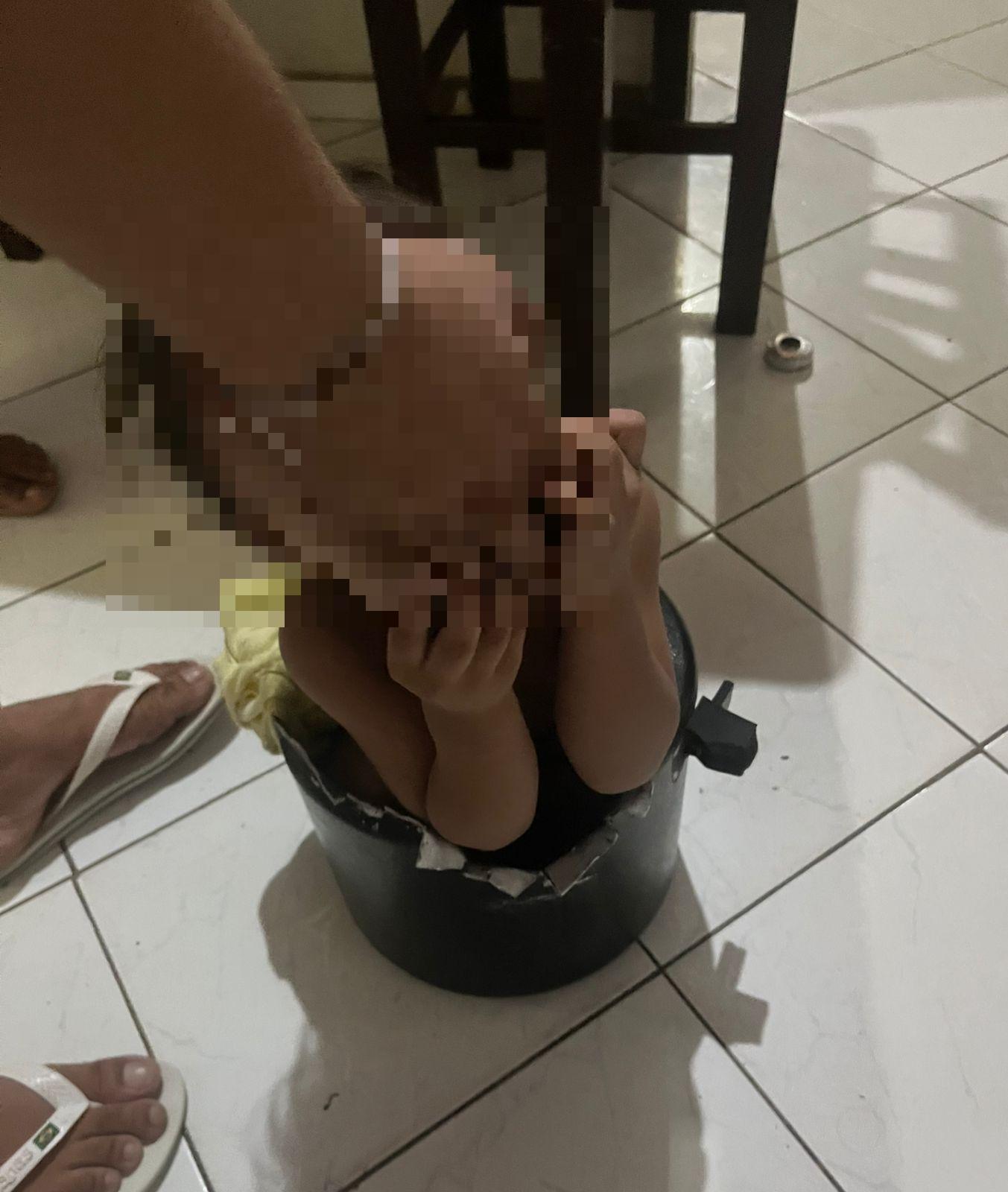 Foto de criança presa em panela de pressão no Ceará