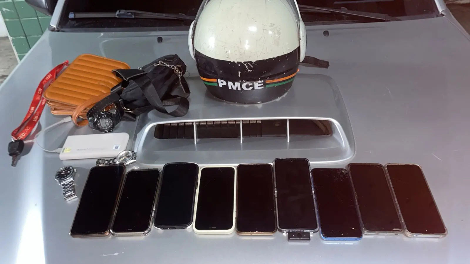 Foto de celulares e pertences recuperados após assalto a bar em Fortaleza