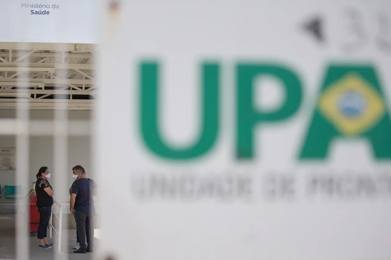 Em primeiro plano está a placa onde se lê 