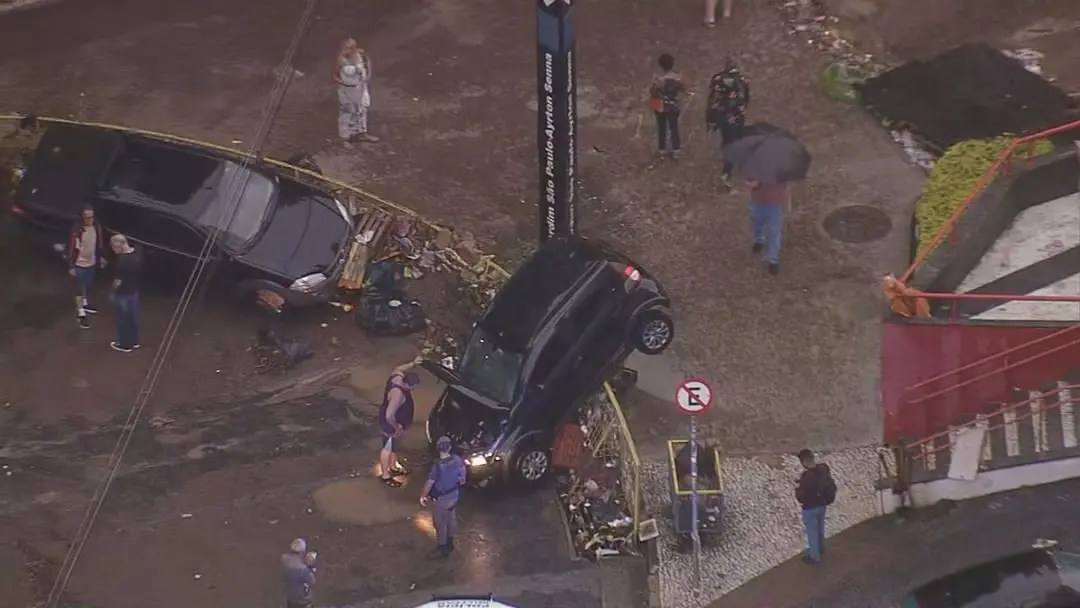 Carro foi arrastado por enxurrada na Zona Norte de São Paulo