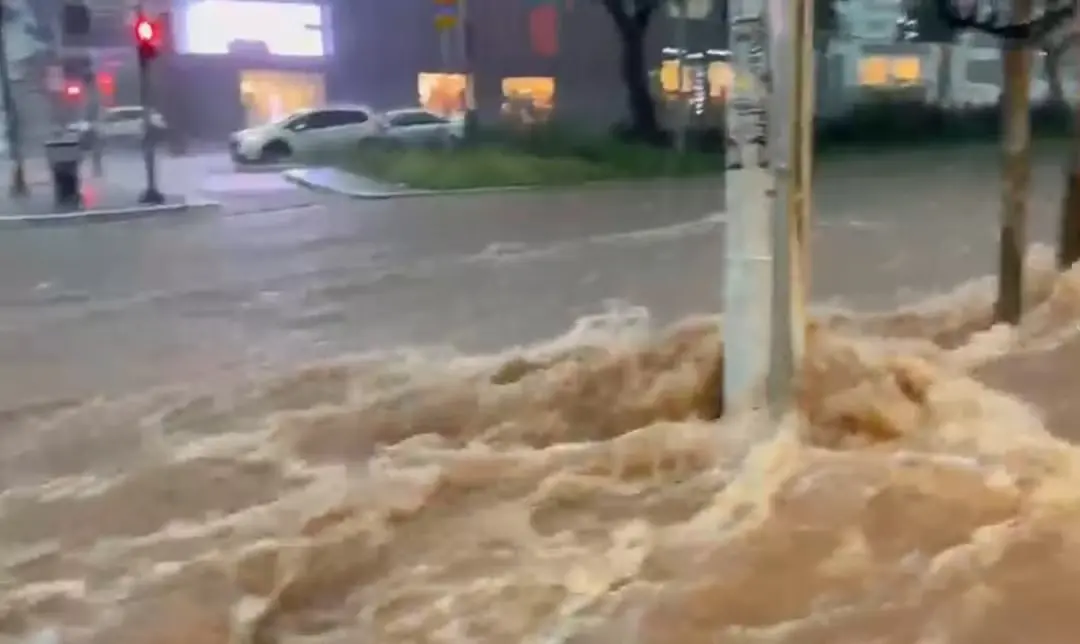 Trecho da Avenida Sumaré ficou alagado após o temporal