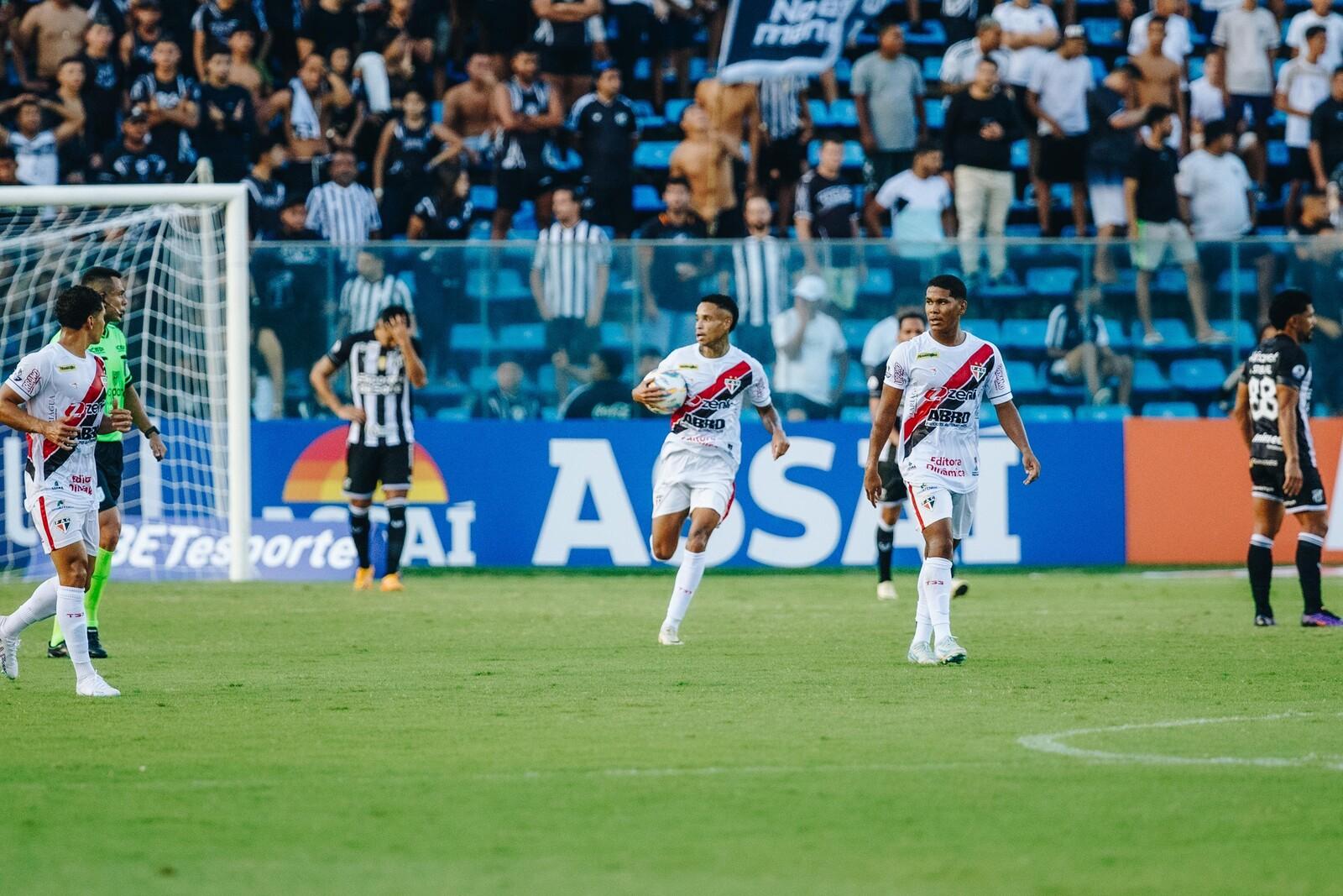 Atleta do Ferroviário comemora gol