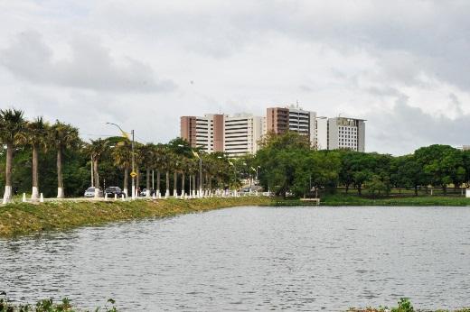 Imagem da Lagoa e prédios ao fundo, dentro do Campus do Pici, da UFC