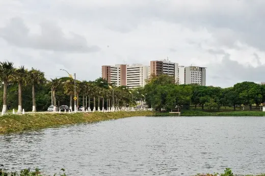 Imagem da Lagoa e prédios ao fundo, dentro do Campus do Pici, da UFC