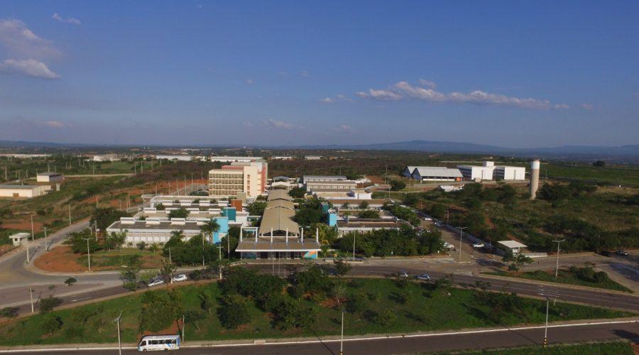 Vista aérea do campus Juazeiro do Norte, com prédios e vegetação